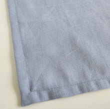 Load image into Gallery viewer, Corner of linen dinner napkin, colour purple blue
